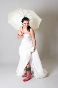 Boda en la playa en botas de agua