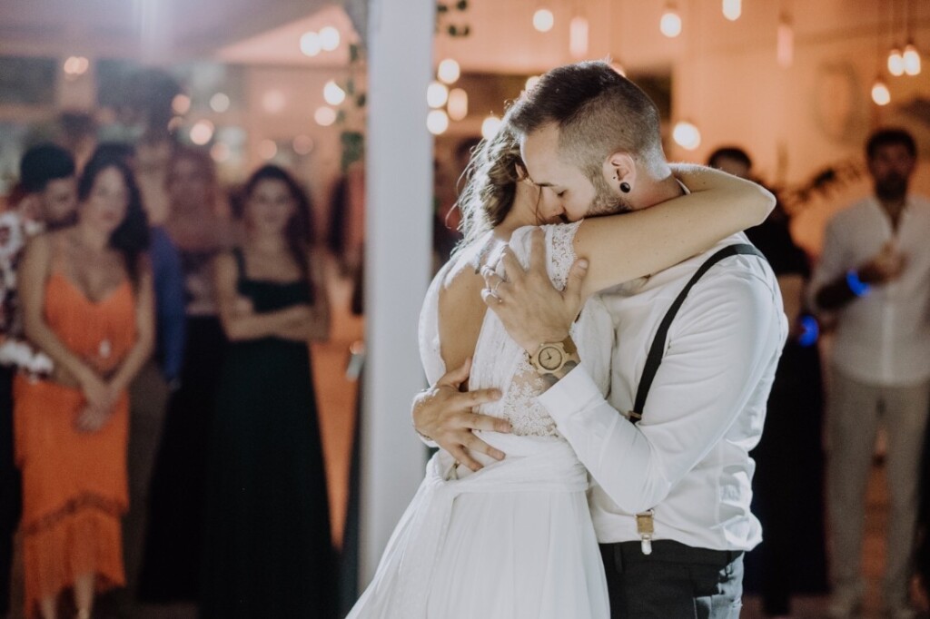 Baile de novios en boda en la playa Barcelona fiesta DBlanc