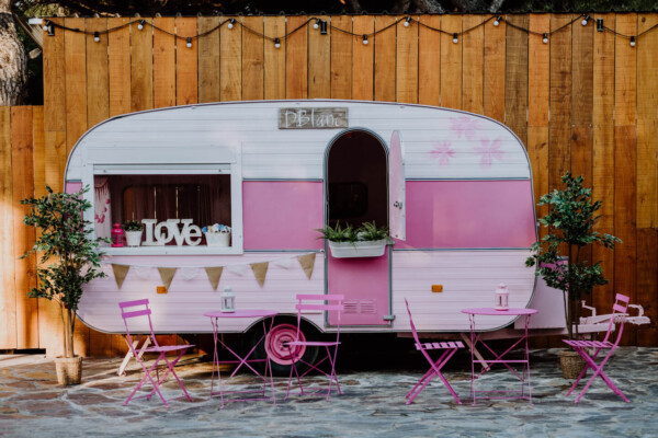 Caravana vintage rosa tipo food truck para postres y recena en el jardín de bodas de DBlanc.