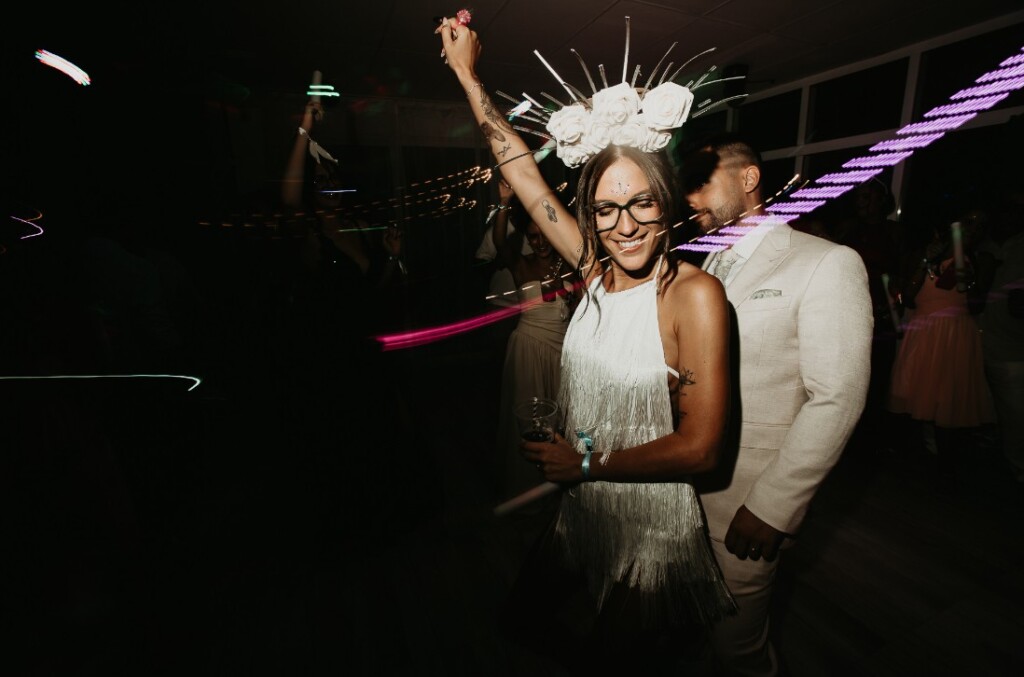 Novios bailando en la discoteca de DBlanc boda en la playa Barcelona
