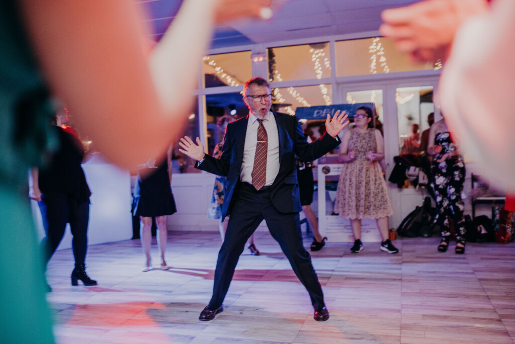 Invitados disfrutando de la fiesta de boda en DBlanc Barcelona
