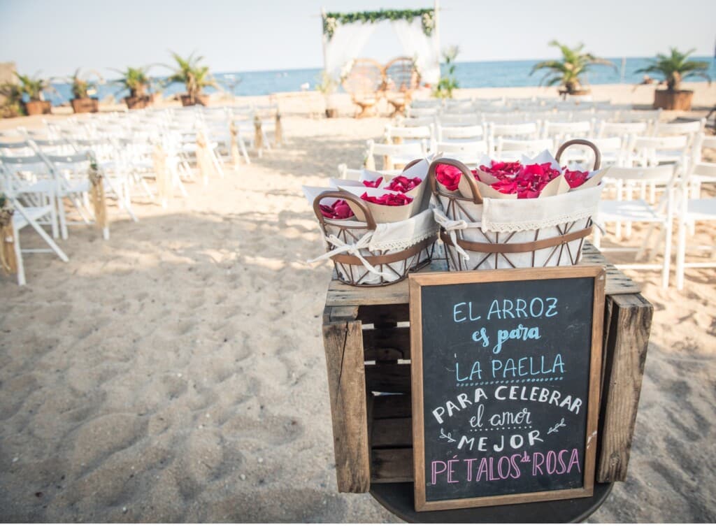 Detalle de pétalos de flores en pasillo de ceremonia de boda frente al mar en DBlanc Cataluña