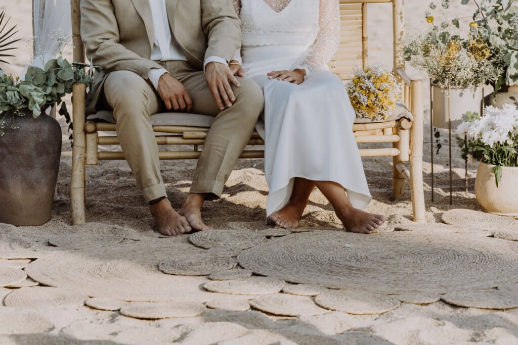 Pareja descalza en la arena de playa privada en DBlanc Cataluña, sin presencia de bañistas